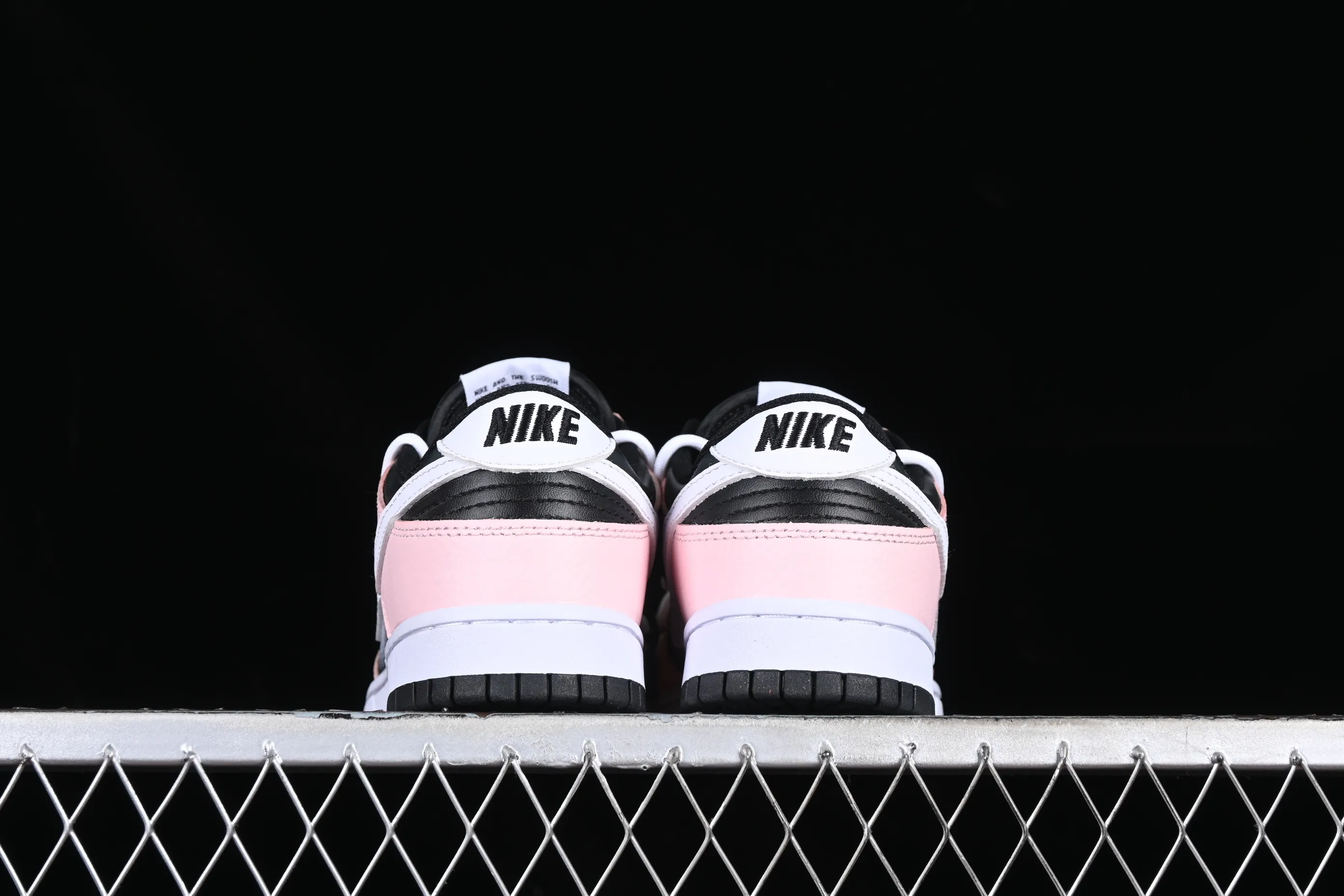 All Categories Nk SB Dunk Series Nk SB Dunk Low Low-top Sneakers Nk Dunk Low Reverse Barbie Black Pink SB Strappy Low-top Casual Sneakers FD1232-001